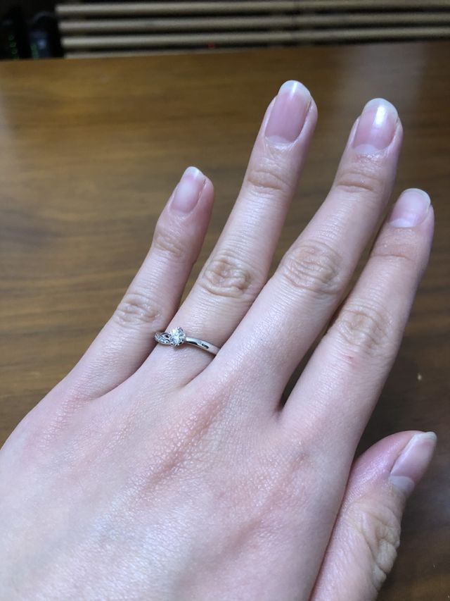 捻れたデザインで左半分にダイヤが付いています。