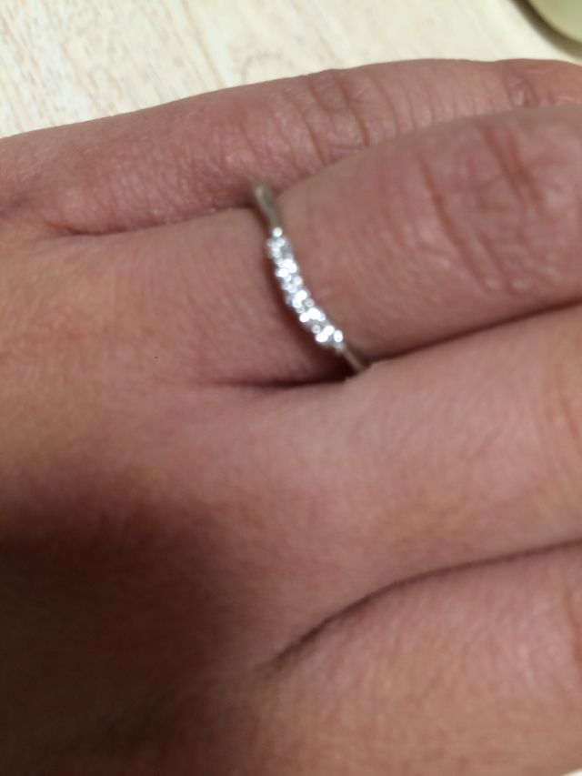 ダイヤが5つ付いていて、かわいいデザインです。