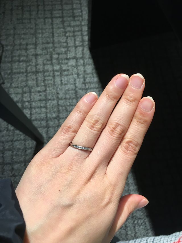 ストレートに近いウェーブ、メレダイヤあり