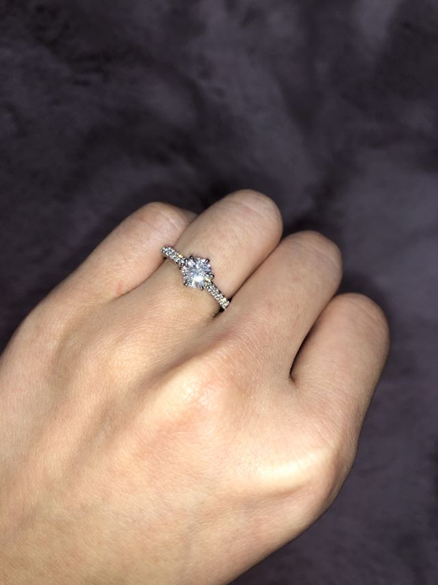 ダイヤが大きく、存在感があります。