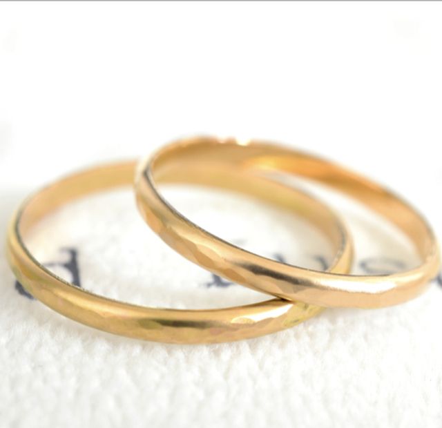 ピンクゴールドの手作りリング。波の様な模様を打ちつけて。