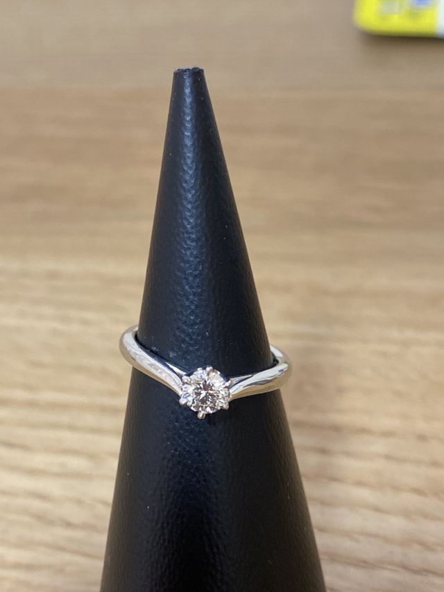 ダイヤは0.3カラット、リングはウェーブ調の物