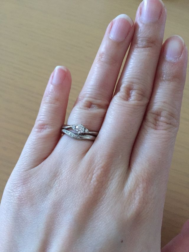 いただいていた婚約指輪と一緒につけるとこんな感じ。
