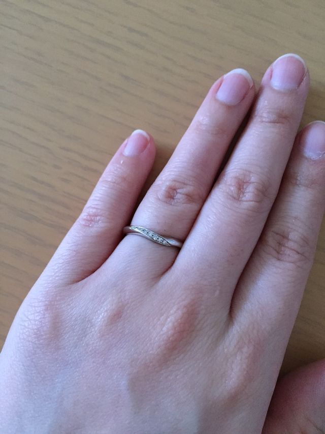結婚指輪です。ゆるいV字ライン上に石が入っています。