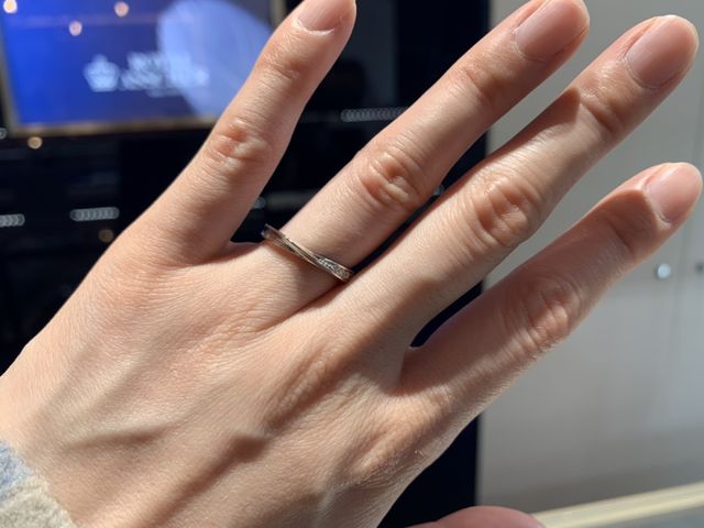 半分だけダイヤがありおしゃれです。