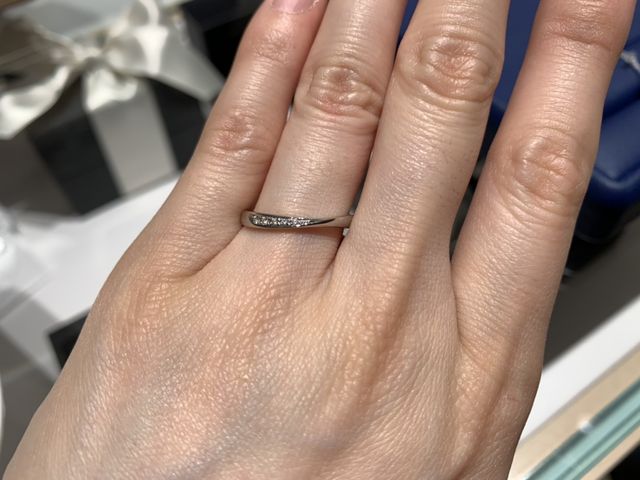 指に着けるとキラキラおしゃれです。