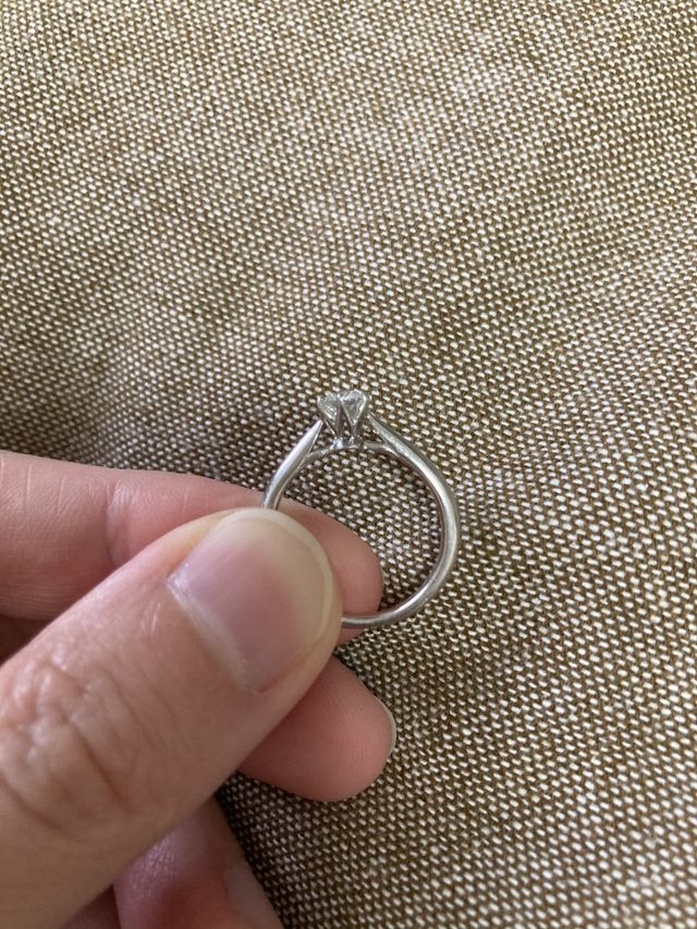 立て爪が高くダイヤが輝きやすい、王道の形