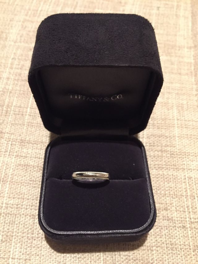 指輪のふちに模様が入っていて控えめながら可愛いです