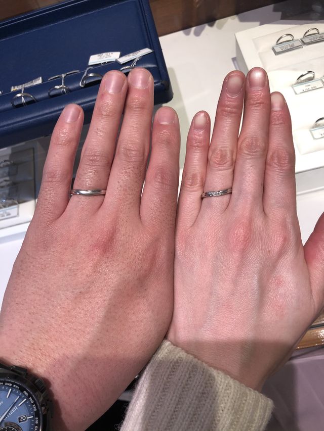 Vラインの流れが綺麗な指輪です。