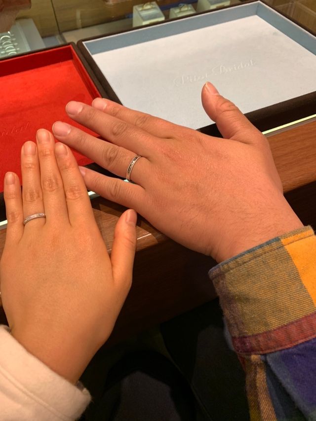 初めて出来上がった指輪を試着した時の写真です。
