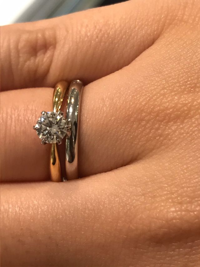 ダイヤを隠して、手持ちの婚約指輪と重ね付け