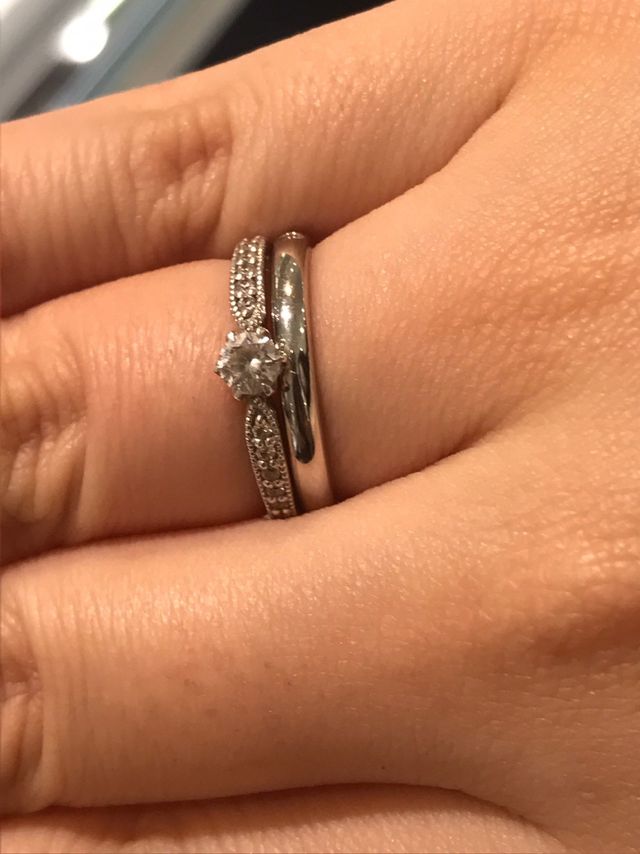 ダイヤを隠して、手持ちのプロポーズリングと重ね付け