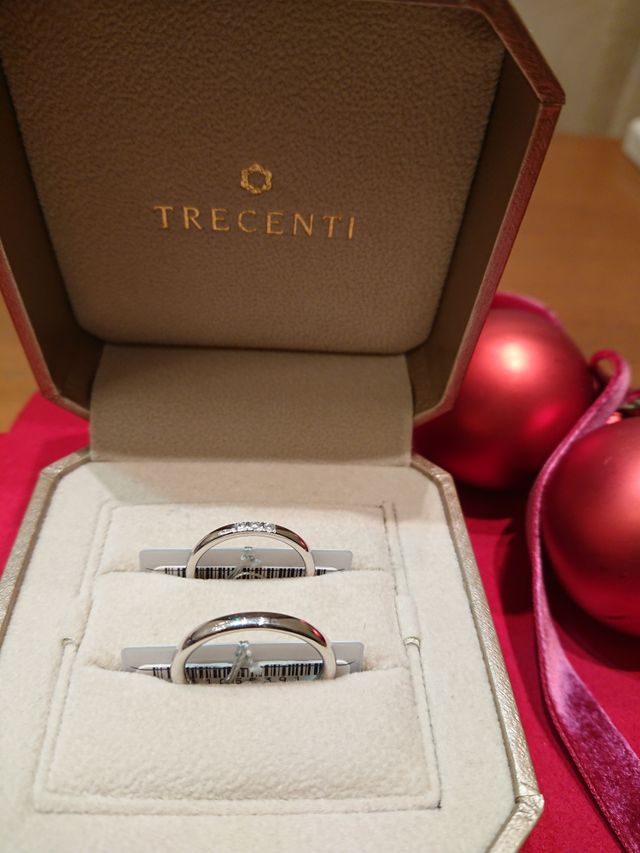 男性用はシンプルに、女性用はダイヤが3石のものを選びました。