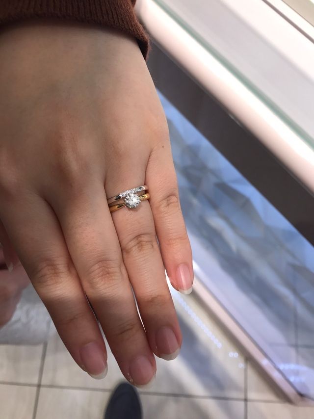 ダイヤモンド3粒のトゥルーハート（自前の婚約指輪と重ね付け）