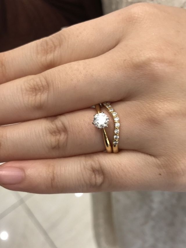 同じデザインで、地金がゴールドのもの