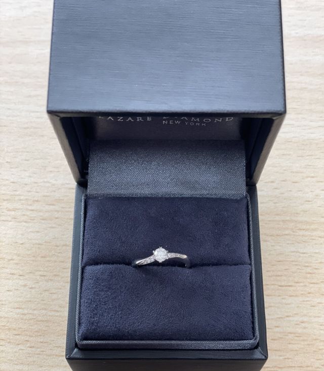 ダイヤは小さめですが周辺に埋込みがあるとキラキラ感が増します