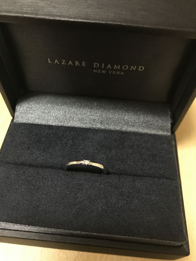 シンプルながらも、ダイヤが最大限に輝くよう作られています。