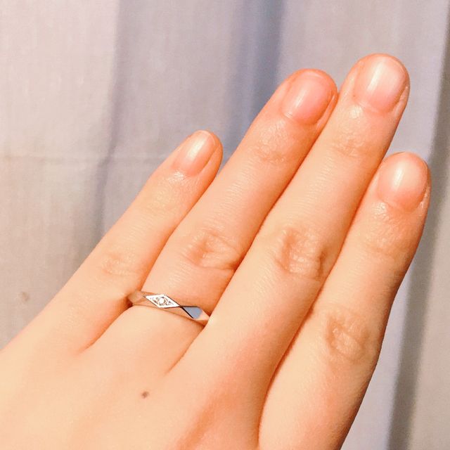 絶妙にカッティングされた面の光り方は他の指輪にはない高級感