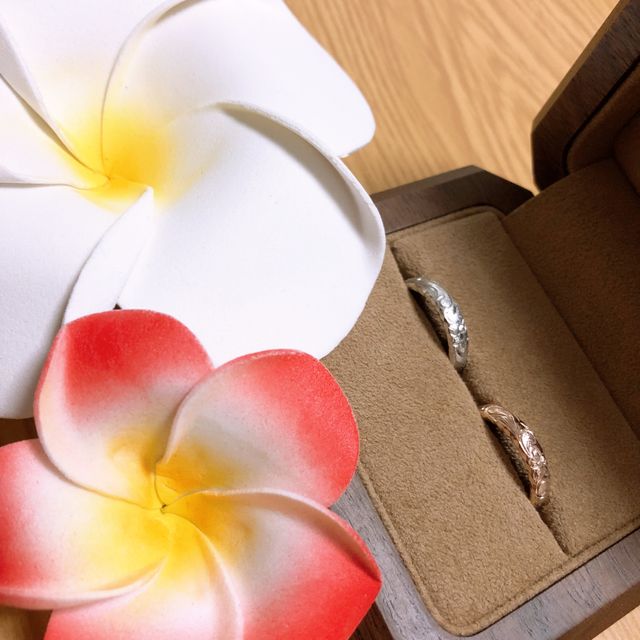 プラチナとピンクゴールド。
外側の模様は光が当たると輝く。