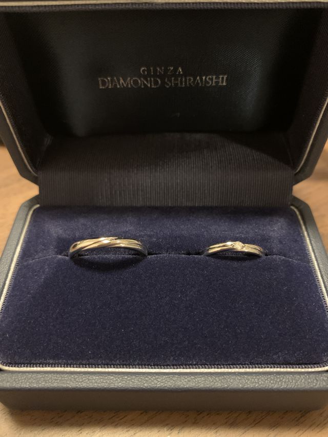 ひねりが少し入った細めでシンプルなデザイン。