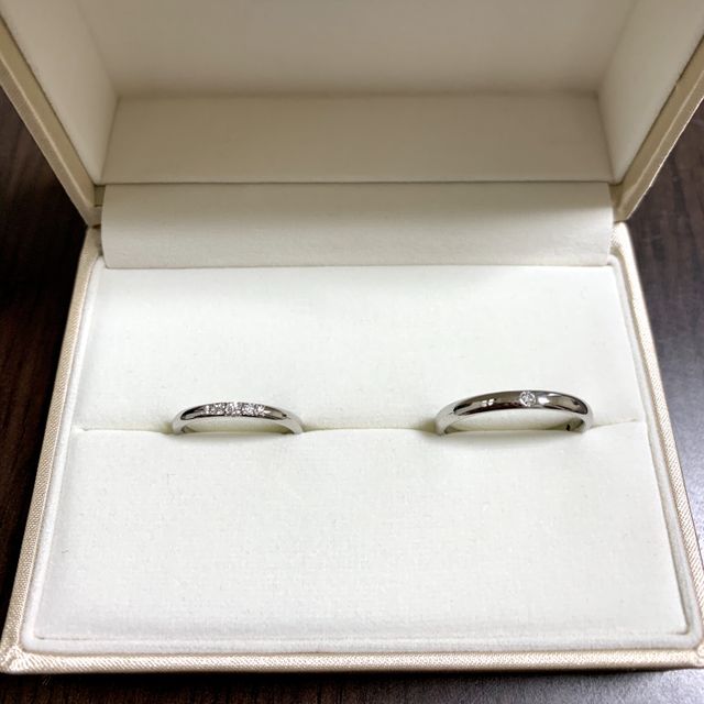 ペアの結婚指輪です。彼の指輪にもダイヤモンドを入れました。