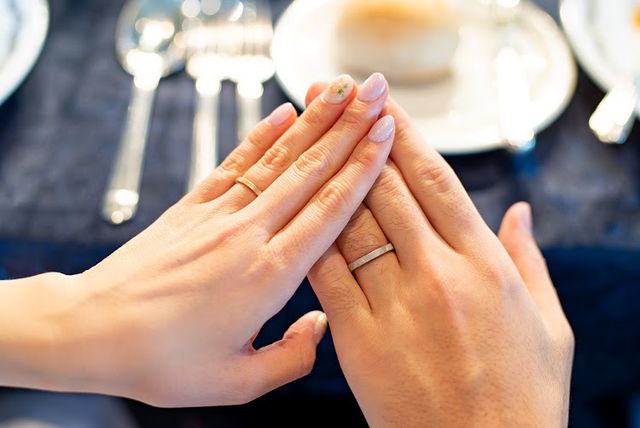 挙式当日の指輪着用時の写真です。