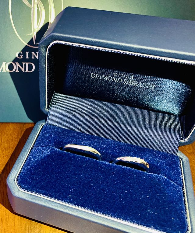 ダイヤのウェーブに合わせて、旦那の指輪にはマット加工を。