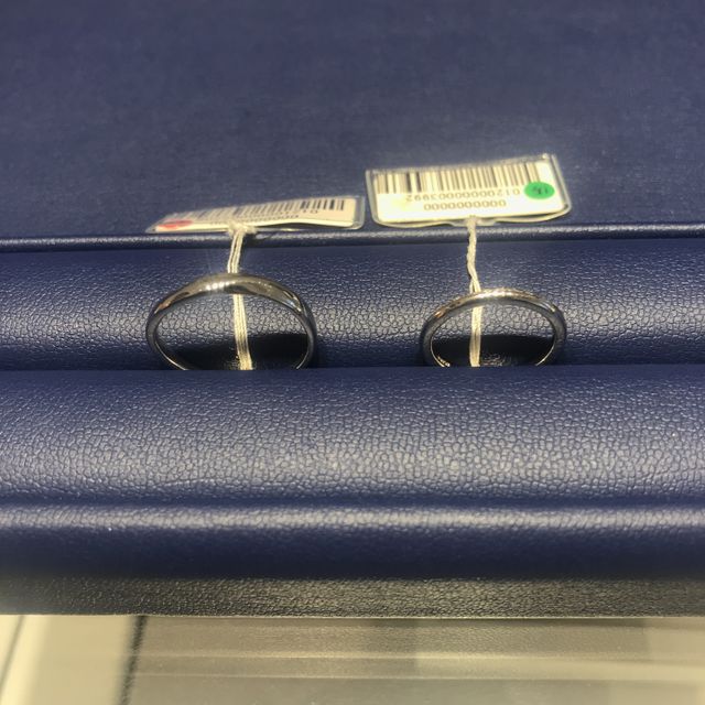 右側です。一見普通のプラチナリングに見えますが…（2枚目へ）