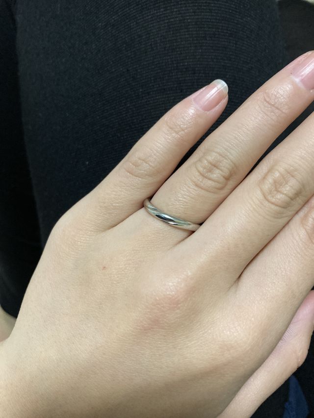 控えめなウェーブデザインが、指にフィットして良い感じです。