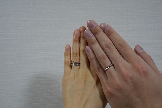 新郎新婦のペアリングで、新婦側は婚約指輪との重ね付けです。