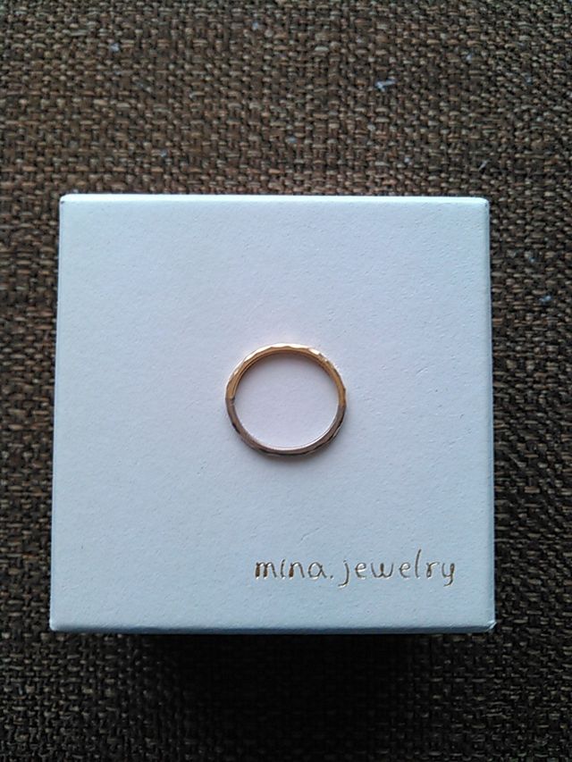 気分に合わせて変えられるよう色味が違うゴールドを二種類使用。