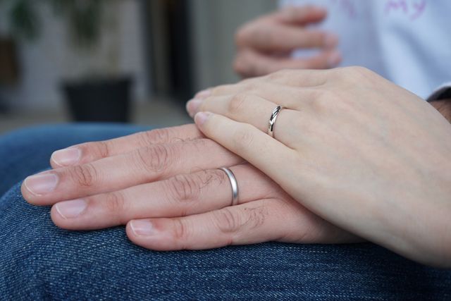 夫の指輪はマットな感じにしていただきました。
