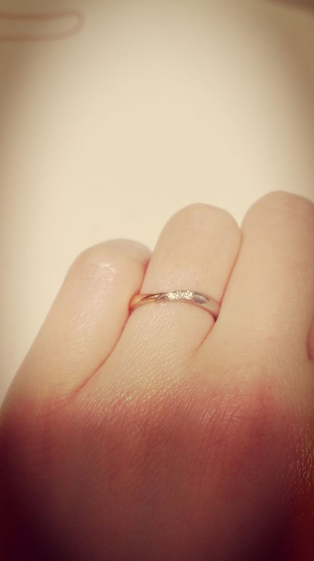 女性物は石が３つ入っています。色はシルバー&times;ピンクゴールド。