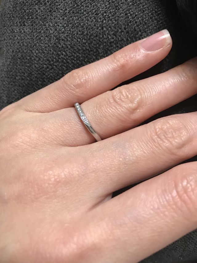 S字の形の指輪です。
端っこにだけ宝石があって、細めです。