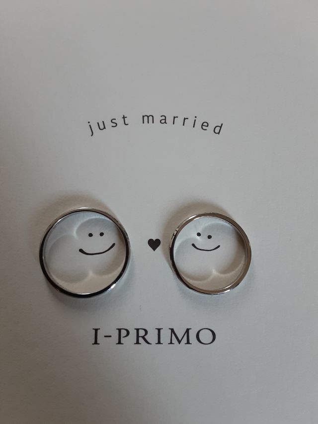 細目のツヤ消し加工がほどこされたリングになります。