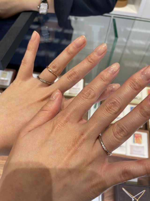 両手を使ってつけ比べました。