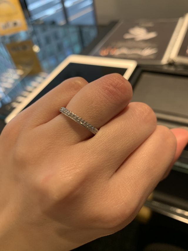 ハーフエタニティで下だけにミル打ちがあり、可愛らしいデザイン