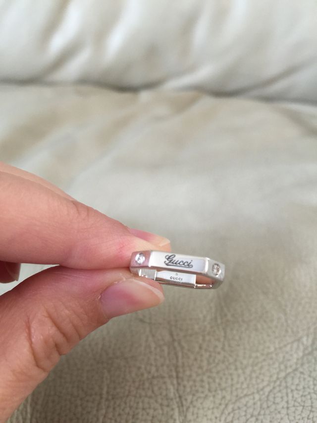 ブランドロゴの両側にダイヤが入っています。