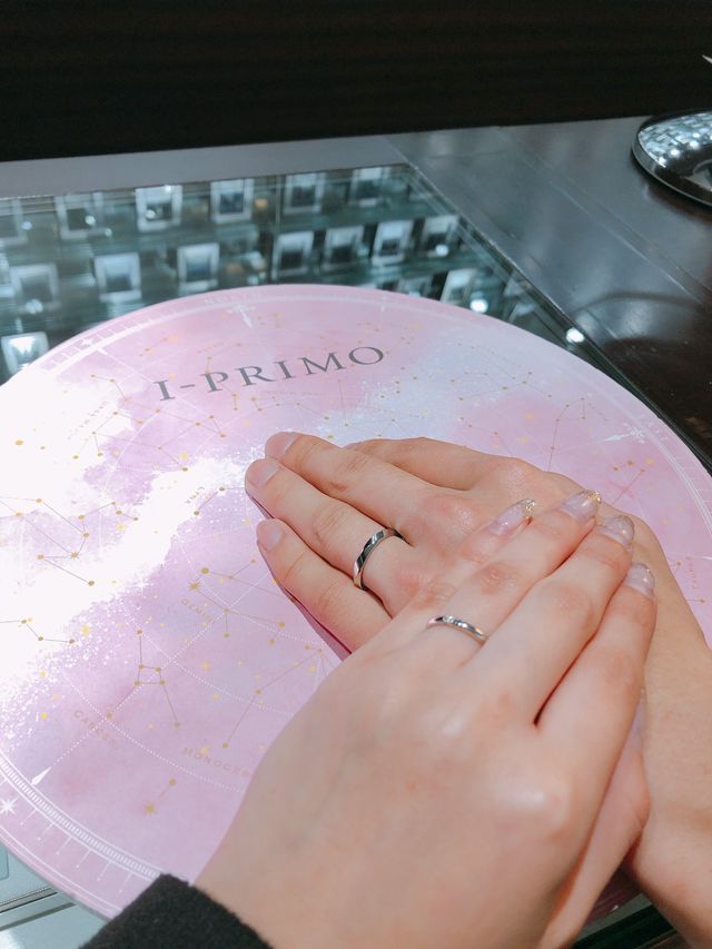 デザインがシンプルなので指に馴染んでとても綺麗に見えます。