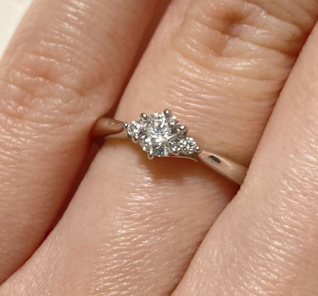 暖色系のLEDの下で撮りました