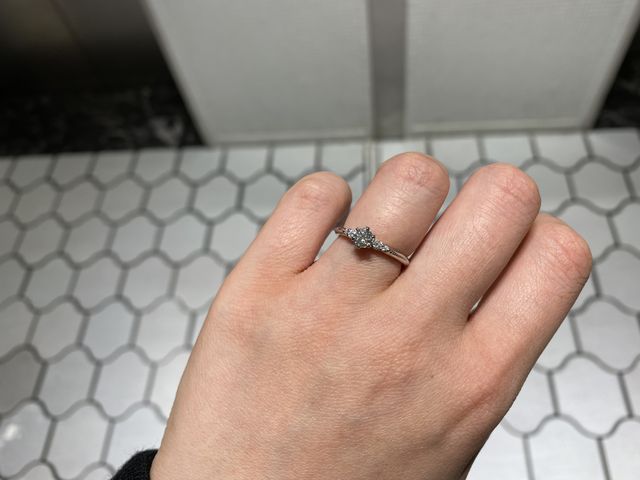 0.3カラット、メレダイヤに囲まれたデザインです