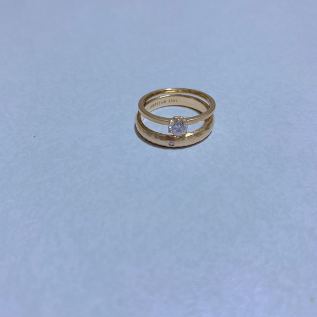 婚約指輪と結婚指輪です。