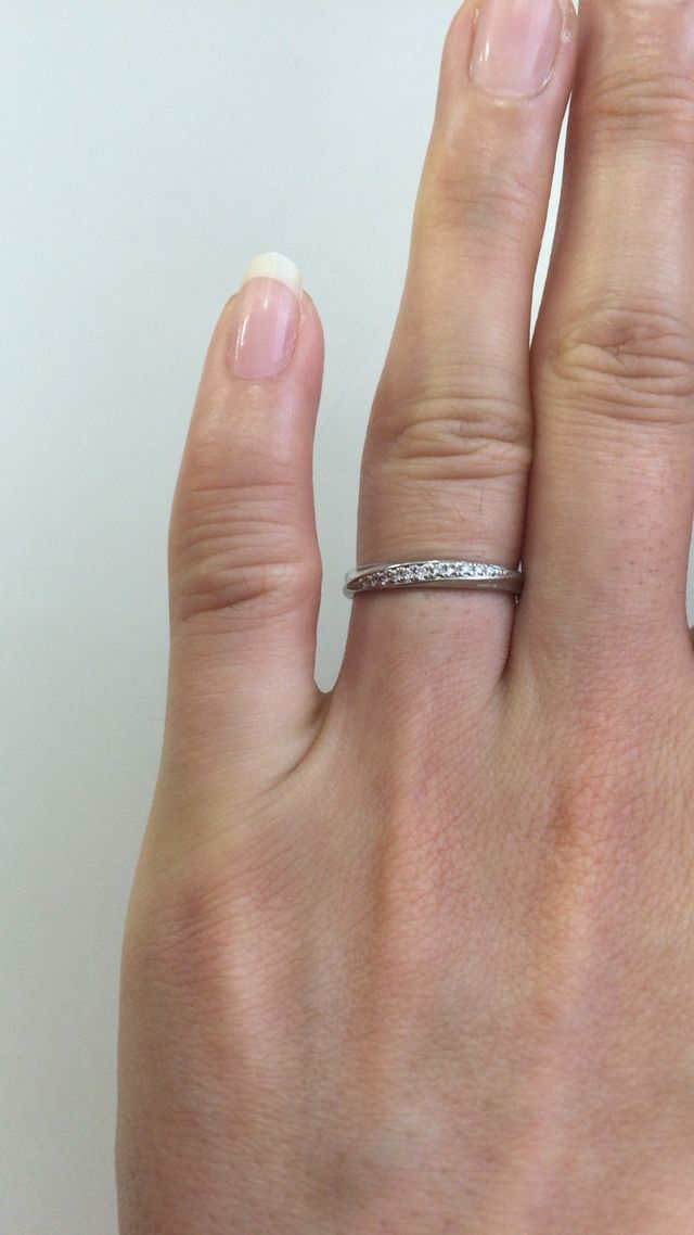 斜めにダイヤが細く入っており、大変気に入っております。