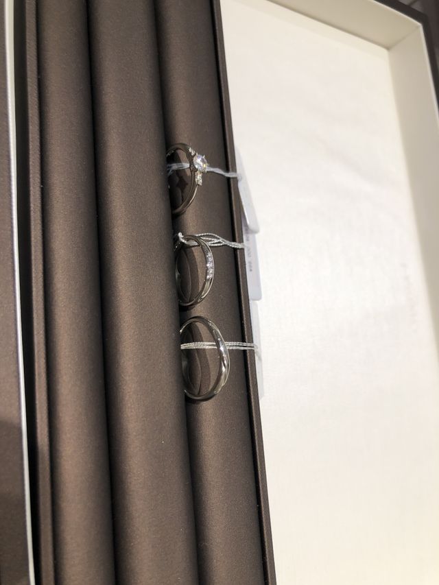 左から女婚約指輪、女結婚指輪、男結婚指輪
