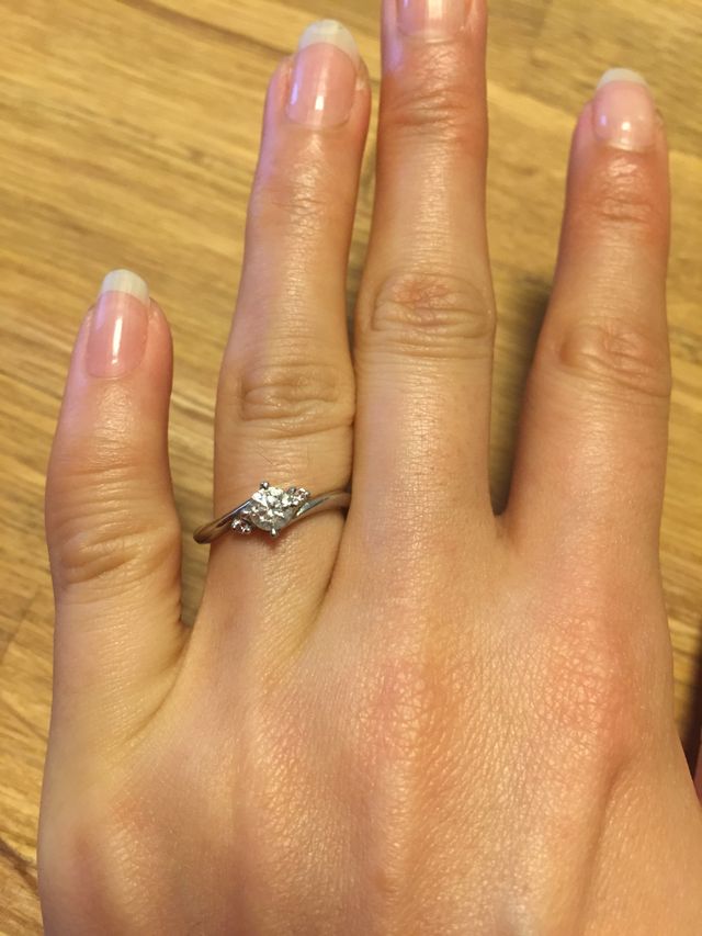 一粒ダイヤの周りにはピンクダイヤが２個あります。