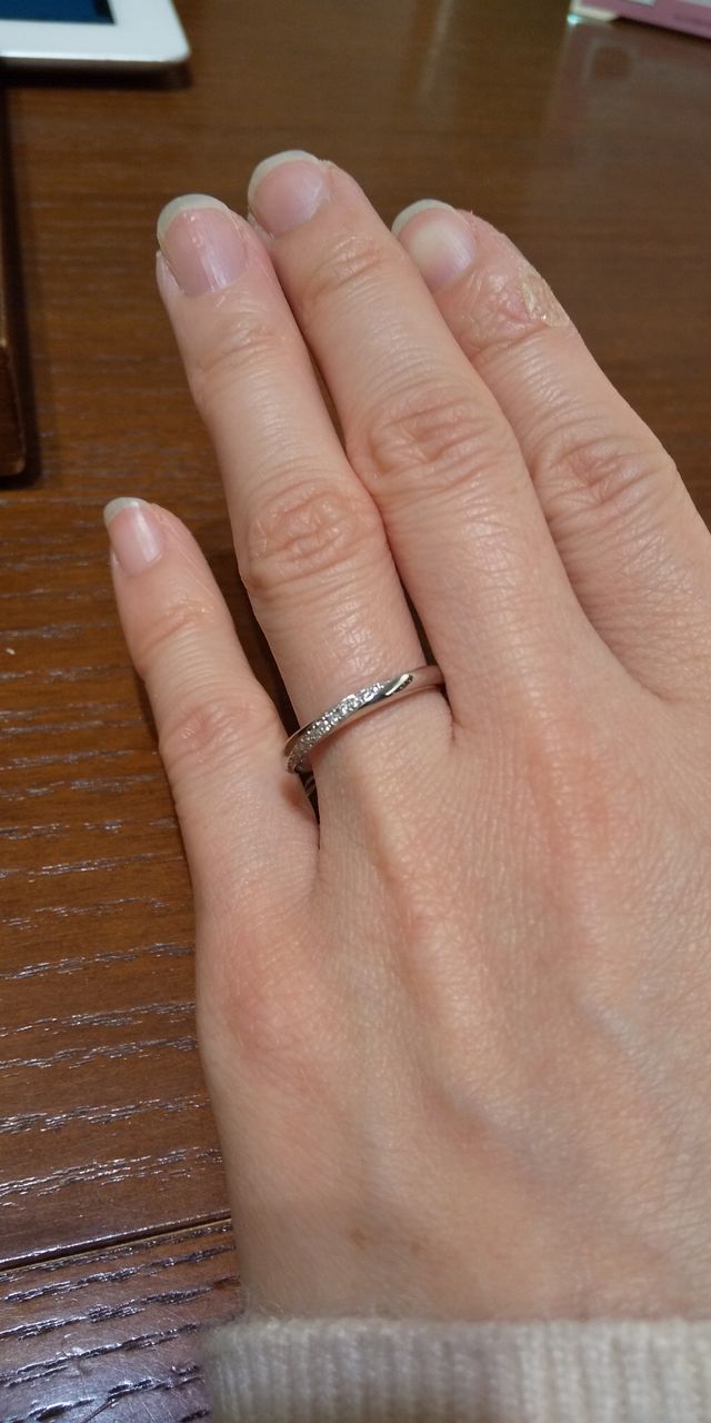 斜めにダイヤラインの入った、キレイめデザイン