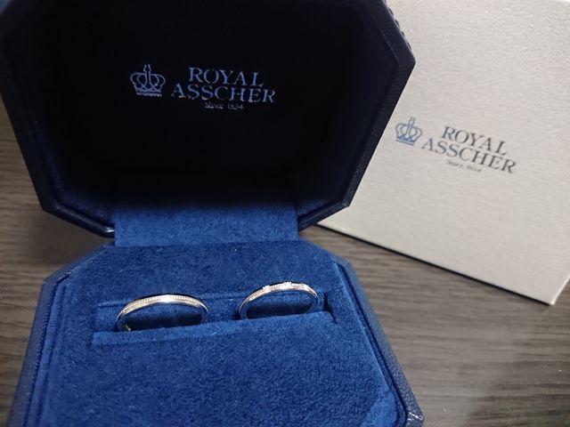 ダイヤもあり、シンプルすぎないデザインです。