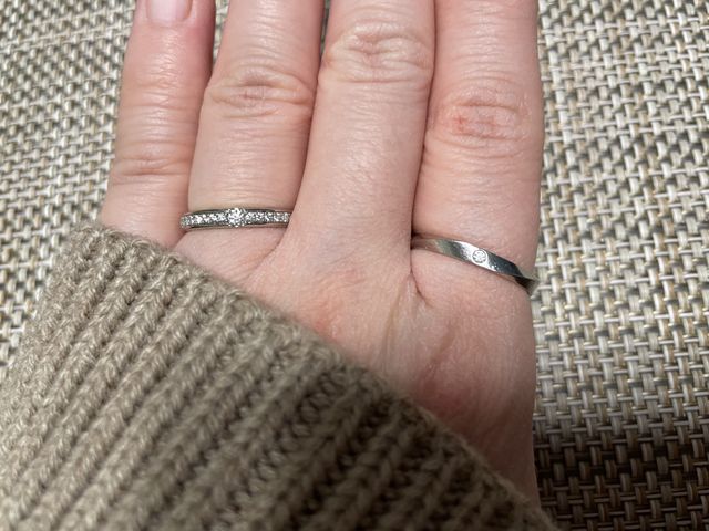 薬指は自分ので、人差し指は彼のリングです。