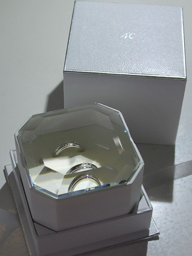 中には日付と名前の刻印ができます。