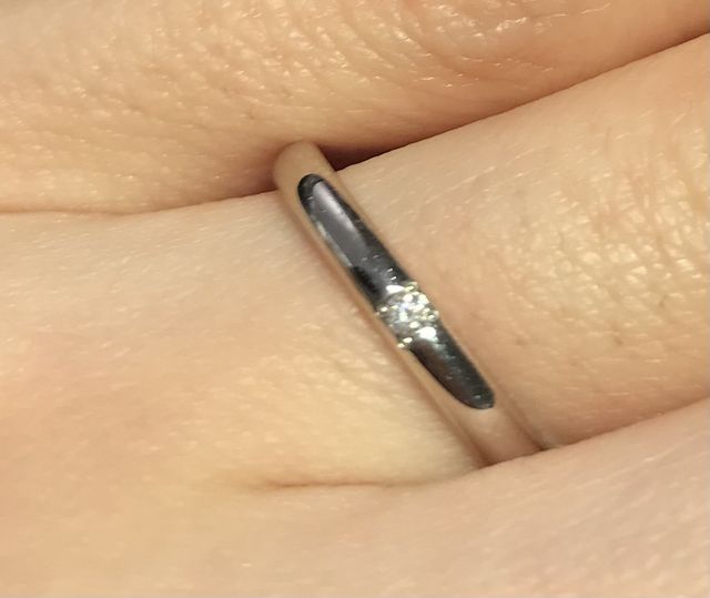 上品な真ん中にダイヤモンド入りリング